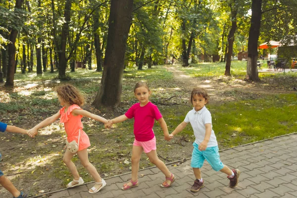 Schöne Kinder spielen im Freien im Sommerlager — Stockfoto