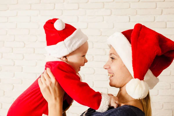 Mamma och hennes barn firar jul tillsammans hemma — Stockfoto