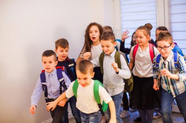 Okuldaki bir grup mutlu okul çocuğu.