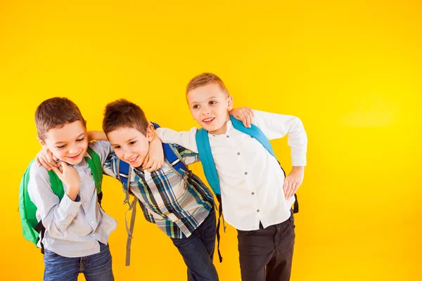 De kleine schooljongens hebben plezier en tonen hun kracht — Stockfoto