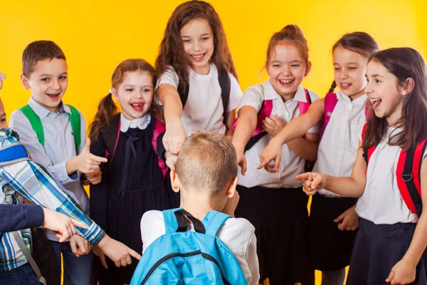 The classmates point to the boy and laugh at him — Stock Photo, Image