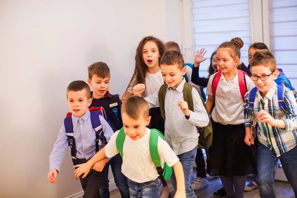 Gruppe fröhlicher kleiner Schulkinder in der Schule — Stockfoto