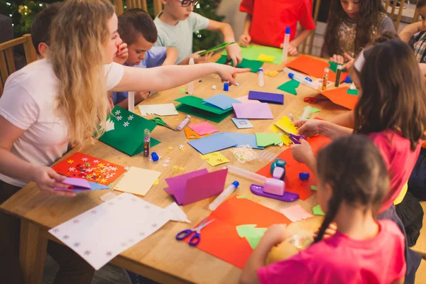 The children create a beautiful application together — Stock Photo, Image