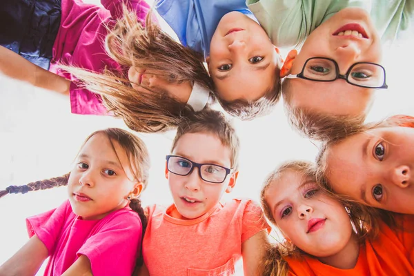 Die Gruppe von kleinen Kindern, die in die Kamera grüßen — Stockfoto