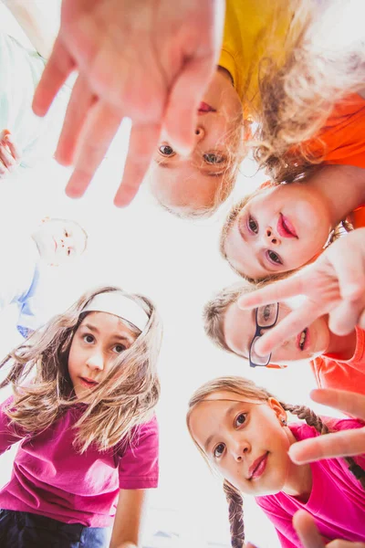 El grupo de niños pequeños saludando a la cámara — Foto de Stock