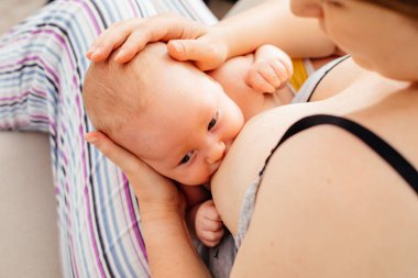 Anne ve yeni doğan bebek emzirdikten sonra dinleniyor.
