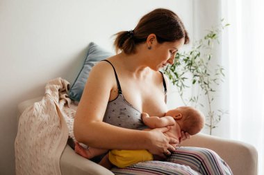 Anne ve yeni doğan bebek emzirdikten sonra dinleniyor.