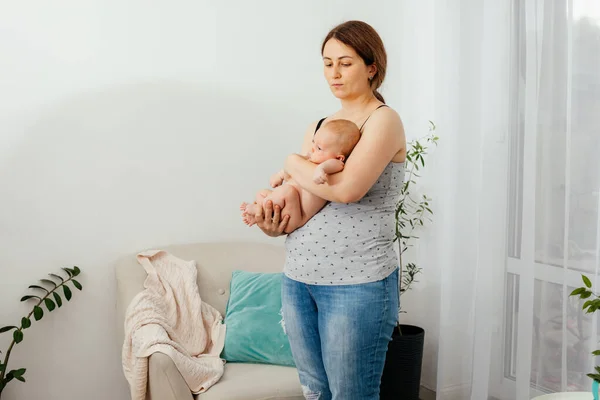 Normal situation for mother to be tired of child upbringing — Stock Photo, Image