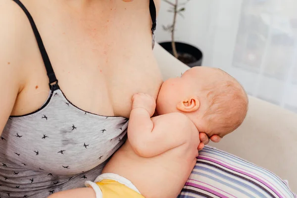 Mamá y bebé recién nacido descansando después de amamantar — Foto de Stock