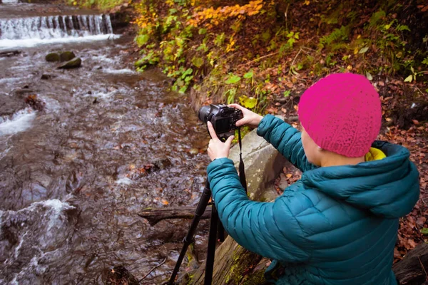 Γυναίκα φωτογράφος παίρνει μια καταρράκτη δάσος φωτογραφία το φθινόπωρο — Φωτογραφία Αρχείου
