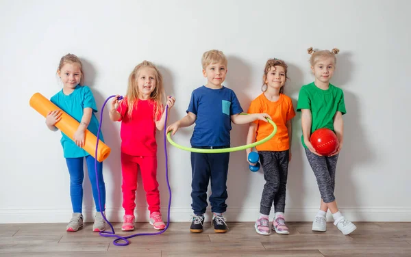 Crianças pequenas adoram fazer atividades físicas na pré-escola — Fotografia de Stock