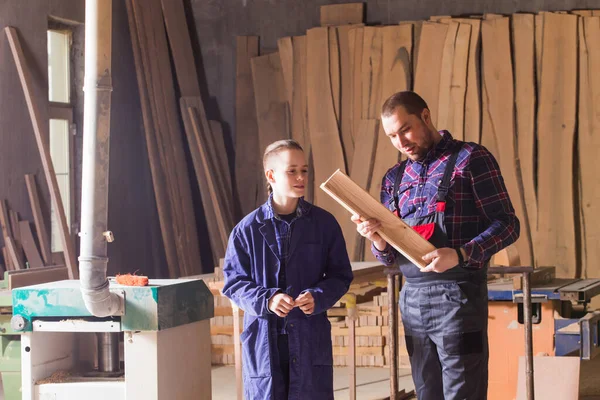 年轻的学徒在木匠店学习工作 — 图库照片