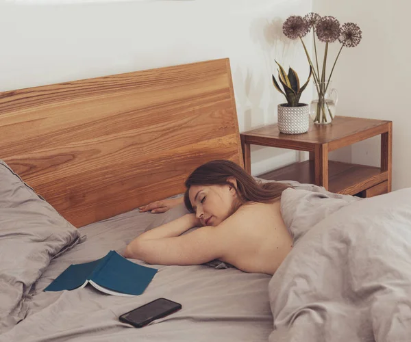 Žena usnula při dlouhém čtení v posteli — Stock fotografie