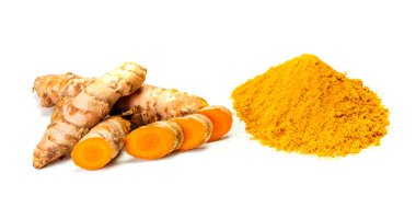 Beyaz arkaplanda zerdeçal ve toz