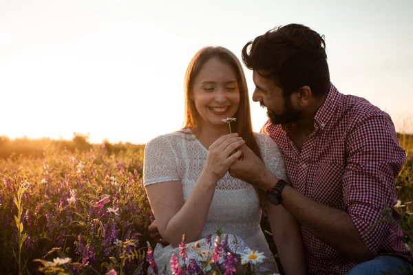 Coppia romantica, seduta nel prato, abbracciata all'aperto — Foto Stock