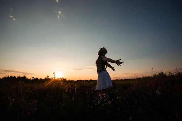 Mädchen fühlen sich glücklich mit der Natur verbunden — Stockfoto