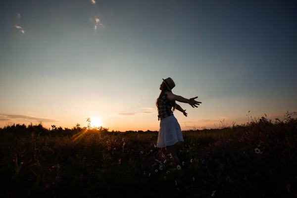 Dívka se cítí šťastná, že je spojena s přírodou — Stock fotografie