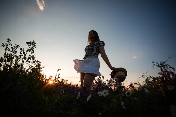 若い女性はついに解放され感情を解き放ち — ストック写真