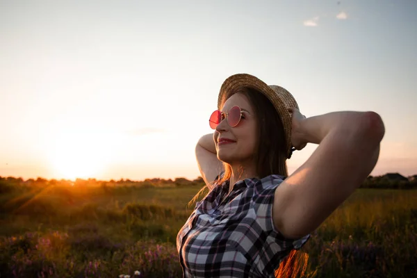 Lány kalapban élvezi a meleg nyári estét — Stock Fotó