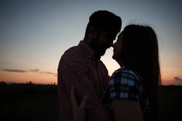 Abrazando pareja en rayos de sol poniente —  Fotos de Stock