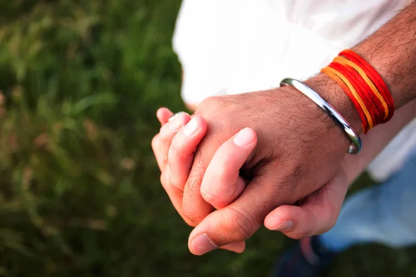 Romantic couple holding hands in summer field at sunset — Stock Photo, Image