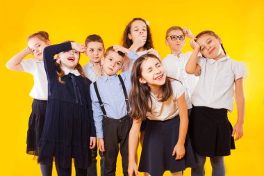 Bir grup eski okul öğrencisi bir arada duruyorlar.