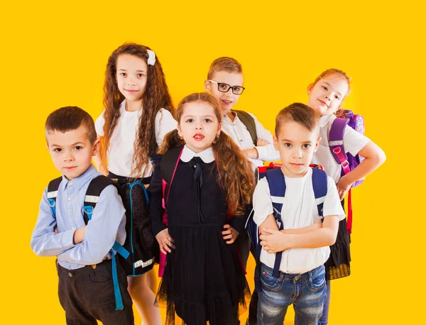 Bambini, ragazzi e ragazze felici, pronti per tornare a scuola — Foto Stock