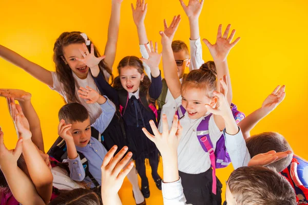 Grupp av barn barn, pojkar och flickor, redo tillbaka till skolan — Stockfoto