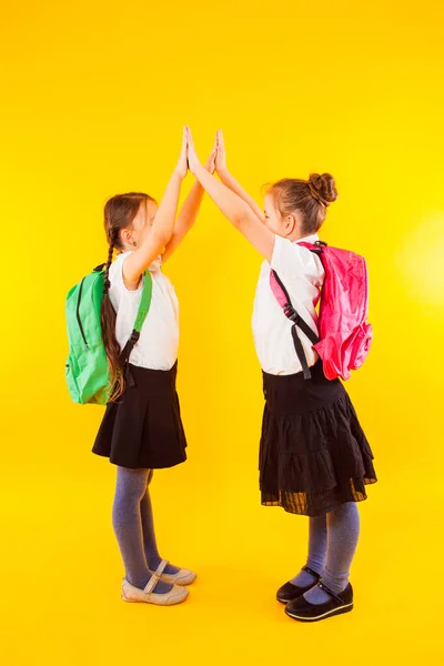 두 여학생 이 서로 에게 하이파이브를 하고 있습니다 — 스톡 사진