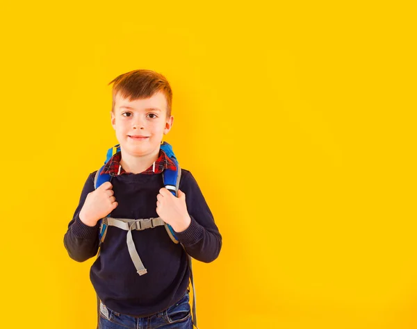 De kleine leerling draagt stijl kledingstandaards met gevouwen armen — Stockfoto