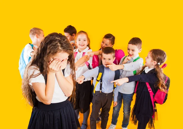 Colegiala siendo acosada por compañeros de clase. Concepto de bullying escolar — Foto de Stock