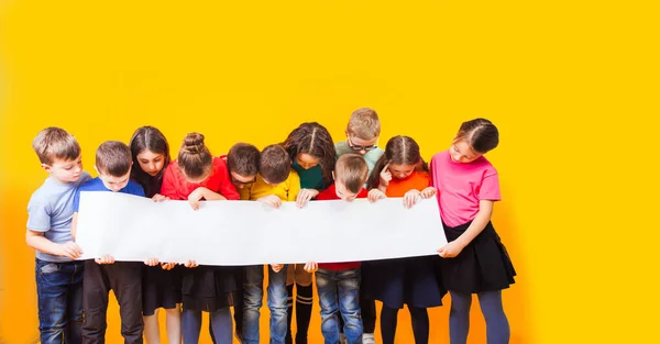 Bir grup çocuk ellerinde büyük beyaz bir fotokopi odası posteri tutuyor. — Stok fotoğraf