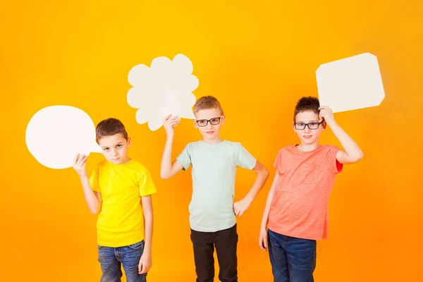 Nachdenklich komische Jungengruppe mit abstrakten Ideenwolken — Stockfoto