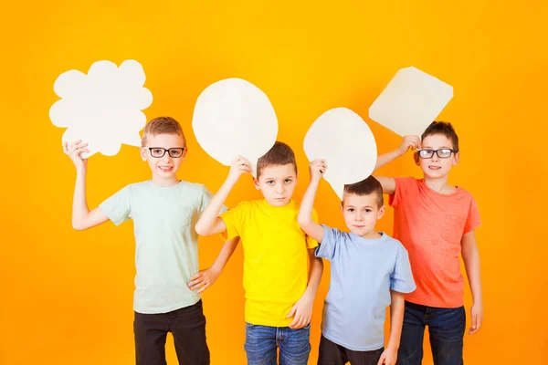 Nachdenklich komische Jungengruppe mit abstrakten Ideenwolken — Stockfoto