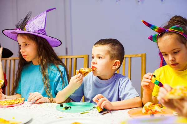 Das kleine Mädchen trauert auf der Geburtstagsparty — Stockfoto