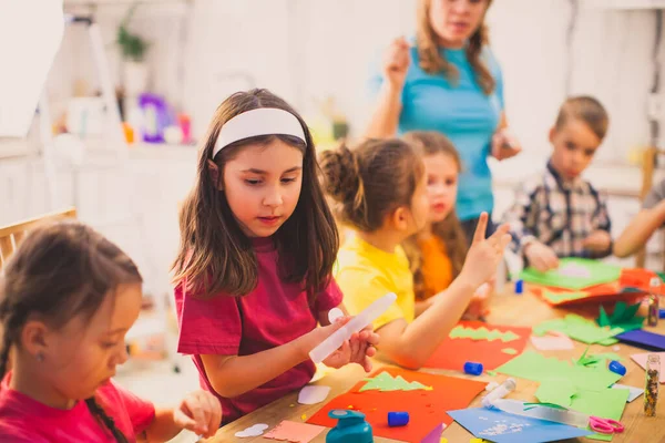 The children create a beautiful application together — Stock Photo, Image