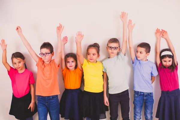 Grupo de niños felices y felices posando juntos en el estudio — Foto de Stock