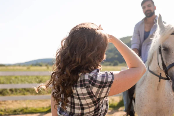 Paar und Schimmel auf der Ranch — Stockfoto