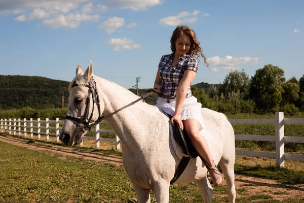 Die Frau stellt ihre psychische Gesundheit wieder her, indem sie ein Pferd reitet — Stockfoto