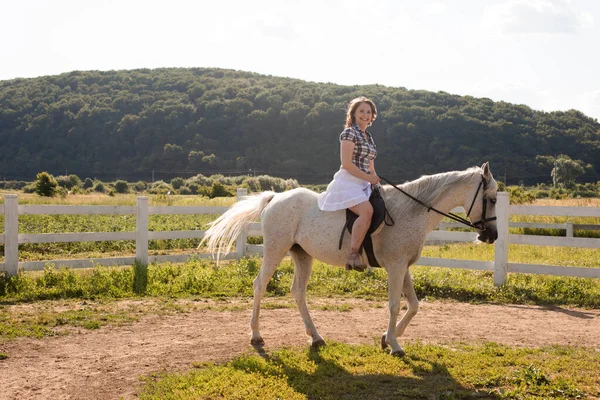 La donna ripristina la sua salute mentale cavalcando un cavallo — Foto Stock