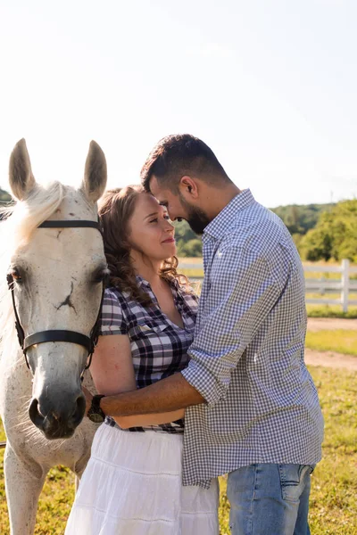 La femme heureuse avec son chéri se tient à côté d'un cheval — Photo