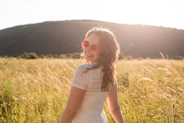 La jeune femme joyeuse dans les lunettes de soleil plaisir nature — Photo