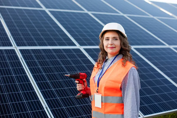 Женщина-электрик с отверткой на солнечной станции — стоковое фото