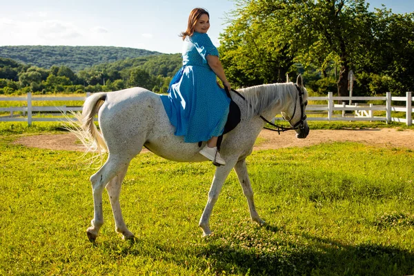 Die Frau stellt ihre psychische Gesundheit wieder her, indem sie ein Pferd reitet — Stockfoto