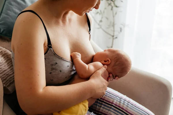 Moeder en pasgeboren baby rusten na borstvoeding — Stockfoto