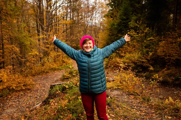 Donna escursionista felice sta camminando nella bellissima foresta autunnale — Foto Stock