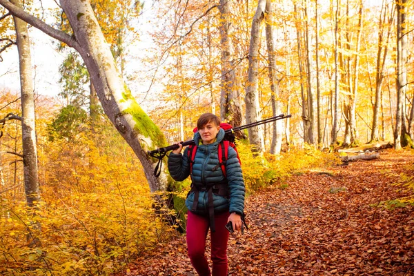 L'escursionista donna viaggia nel bosco si guarda intorno — Foto Stock