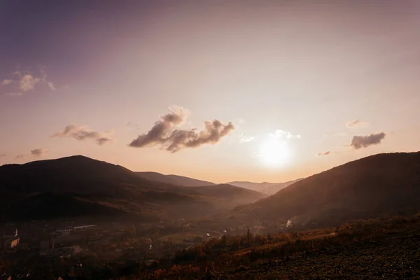 Le magnifique paysage du lever du soleil dans la montagne des Carpates — Photo