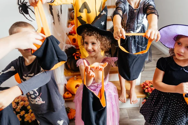 Grupo de crianças à espera de doces de Halloween — Fotografia de Stock