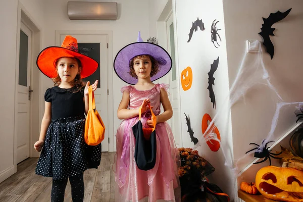 Kislányok, boszorkányok halloween-re várnak. — Stock Fotó